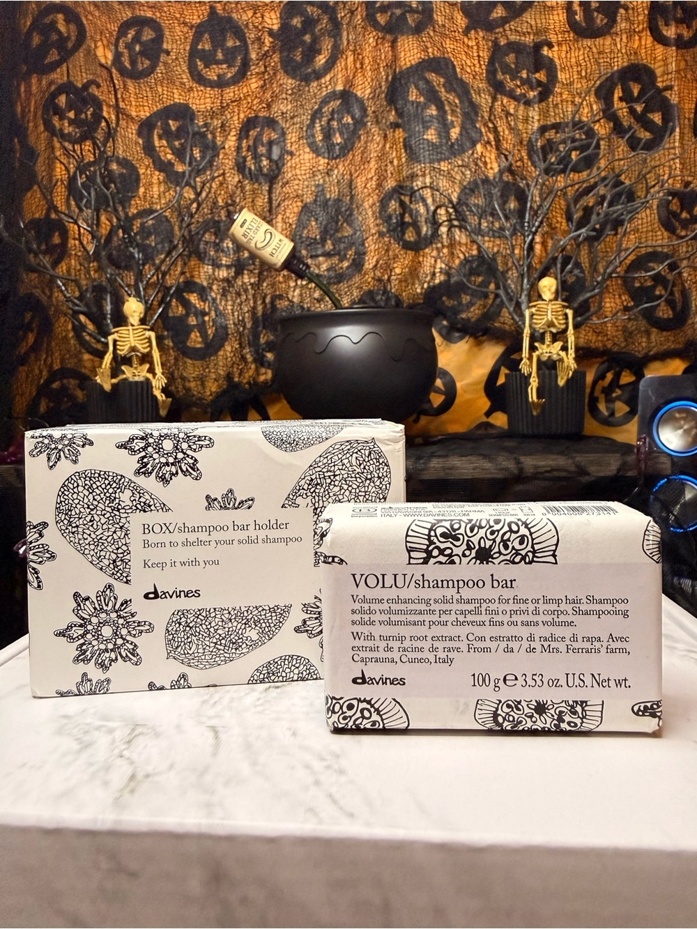 Davines Volu Solid Shampoo Bar and bar holder – White and Black Packaging